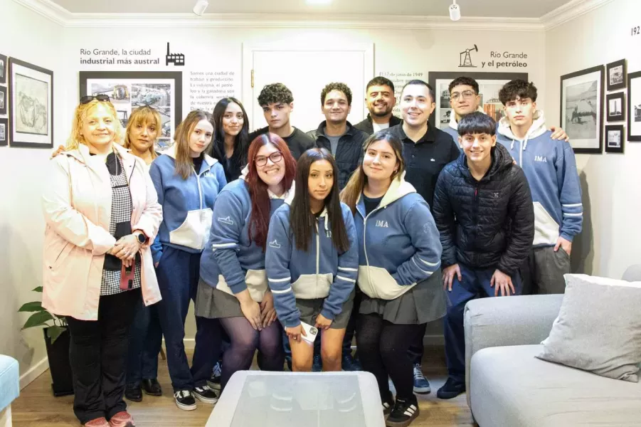 A través de la Secretaría de Gestión Ciudadana, continúa acompañando a las juventudes en el último año de la escuela secundaria. En ese marco, el secretario Gonzalo Ferro mantuvo un encuentro con estudiantes de sexto año del Colegio María Auxilia