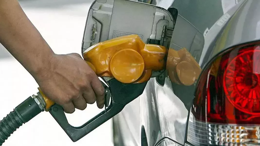 Este domingo subirán los precios de los combustibles