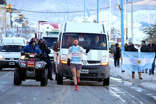 Sciurano fue recibido por cientos de vecinos en su arribo a Ushuaia.