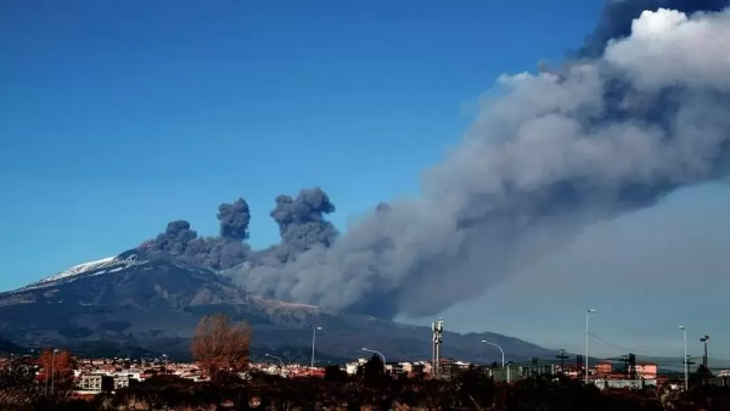 El volcán más activo de Europa protagonizó una violenta erupción que generó flujos piroclásticos, columnas de humo de más de 5.000 metros y obligó a evacuar a decenas de turistas en la madrugada del lunes.