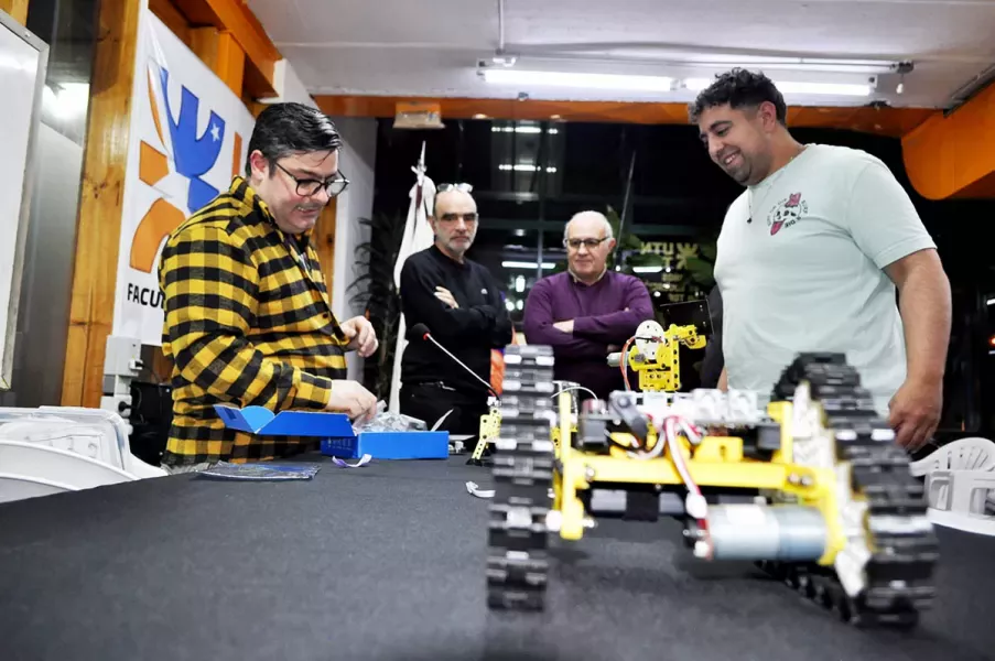 UTN: Exhibición de un Kit de Robótica Modular para potenciar la educación tecnológica