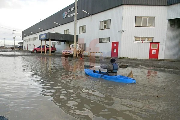 La calle inundada frente a Electro Fueguina, una constante en el Parque Industrial.