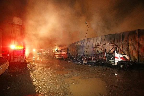 El fuego consumió diez colectivos de la empresa Taikré.