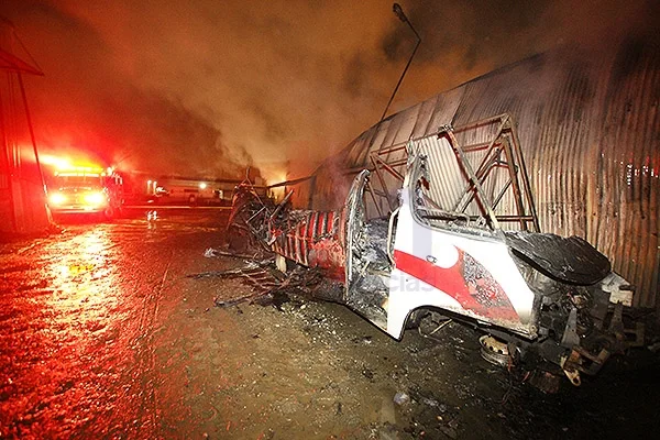 Los colectivos consumidos por el fuego, fuera del galpón principal.