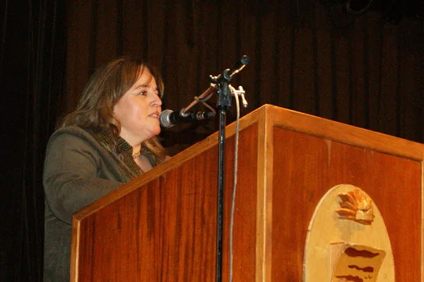 La profesora Gabriela Castillo, única oradora en el acto por el Día de la Independencia.