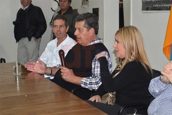 Jorga Garramuño, rodeado por Miriam Boyadjian y Damián Loffler.
