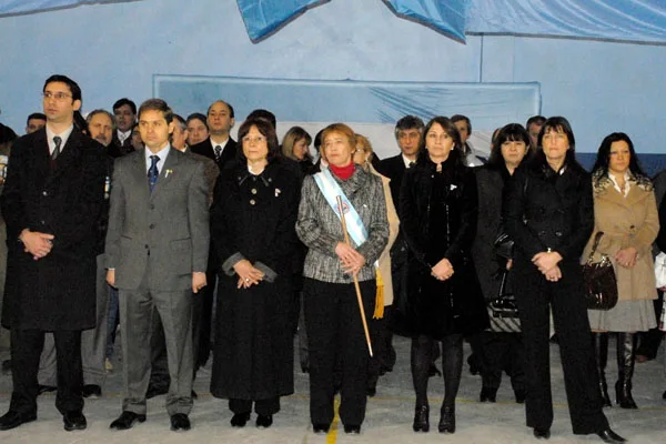 Fabiana Ríos junto a funcionarios de Gobierno y el Intendente de Ushuaia.