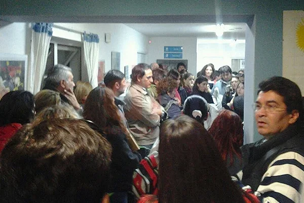 Raúl Arce acompañó a los docentes que llegaron de forma imprevista a la asamblea en la seccional.