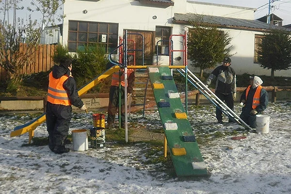 El trabajo incluye reparación y pintado de juegos en las plazas.