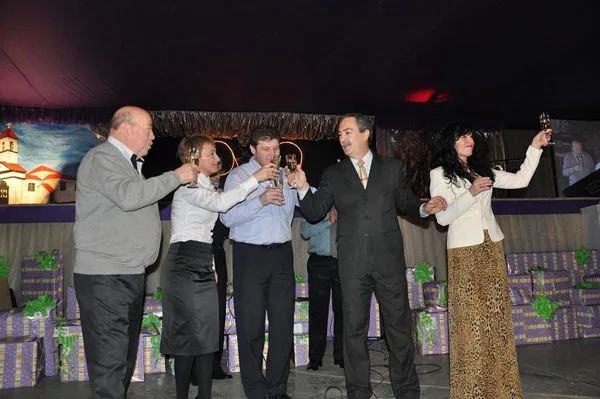 El brindis central, con Jorge Martin y Fabiana Ríos.