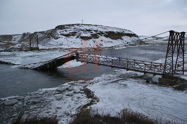 El puente colgante fue arrastrado por la corriente y el hielo.