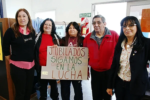 Los jubilados, junto a Cecilia Frías (izquierda), antes de concluir la protesta.