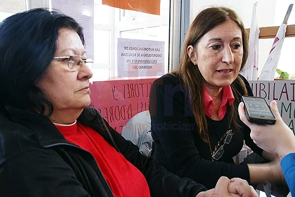 María Santoro habla; la escucha Miriam González.