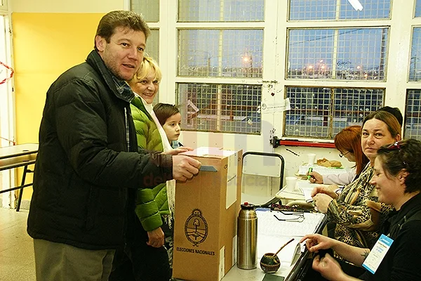 Gustavo Melella votó 8.30 en la escuela Alicia Moreau de Justo.