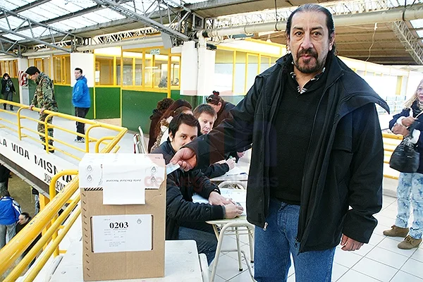 Oscar Martínez votó en el Colegio Integral de Educación Río Grande a las 10.