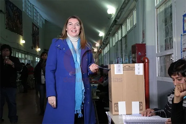 Rosana Bertone votó en la capital provincial.