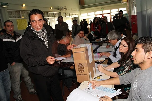 Horacio Chaves votó en la Escuela 21 de Río Grande.