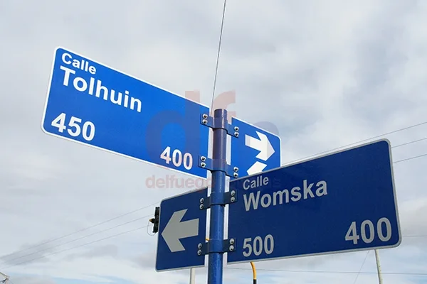 El primero de los nuevos carteles se colocó en Womska y Tolhuin, en la Margen Sur.