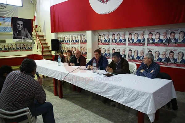 Los candidatos radicales debatieron ante una escasa concurrencia.