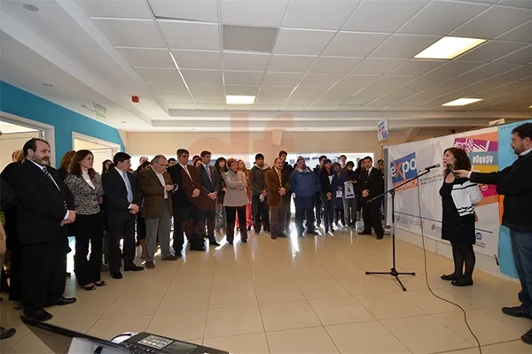 Habla la ministro de Educación, Sandra Molina, durante la inauguración de la Expo Académica.