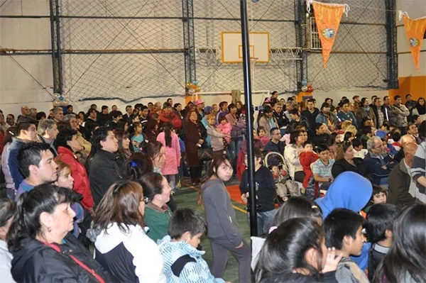 Cientos de vecinos se sumaron a la reinauguración del gimnasio barrial.