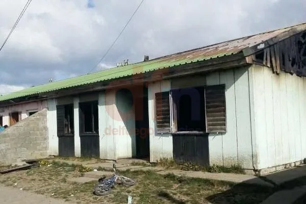 La vivienda ardió por completó y afectó a otra casa.