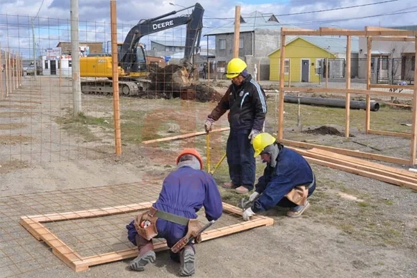 La obra se lleva a cabo a la vera de la calle Sarmiento.