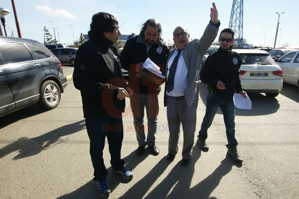 Alejandro De la Riva junto a Oscar Martínez en sede judicial.