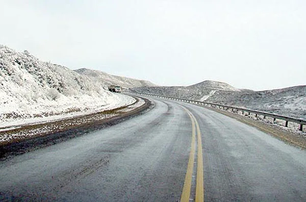 El estado de la calzada obliga a transitar con suma precaución.