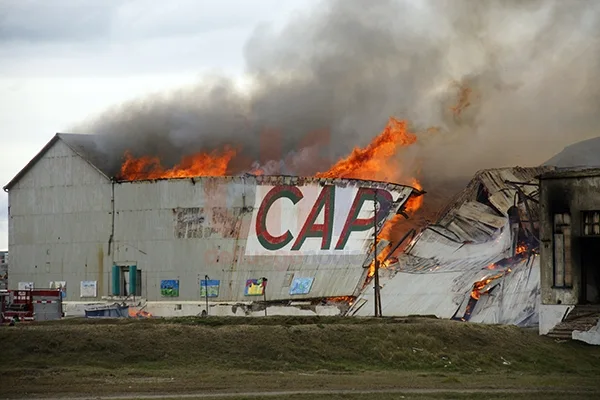 El fuego consumió por completo el viejo galpón.