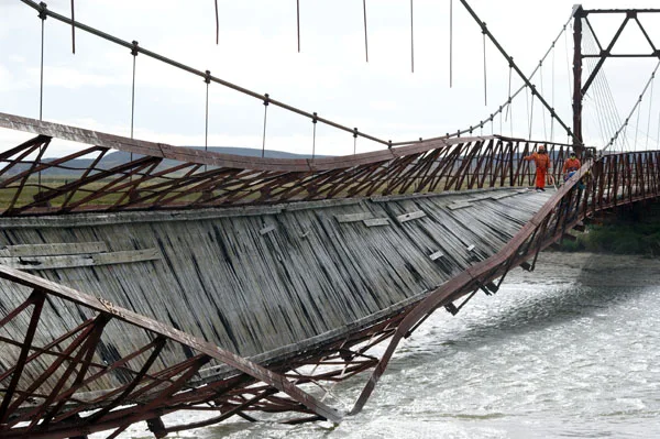 El puente colgante del río Grande, a punto de colapsar.