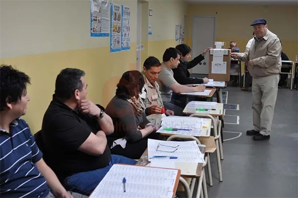 Esteban Martínez fue uno de los primeros candidatos en emitir su voto.