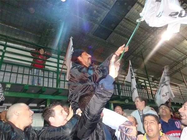 Oscar Martínez celebró junto a su gente la banca obtenida.