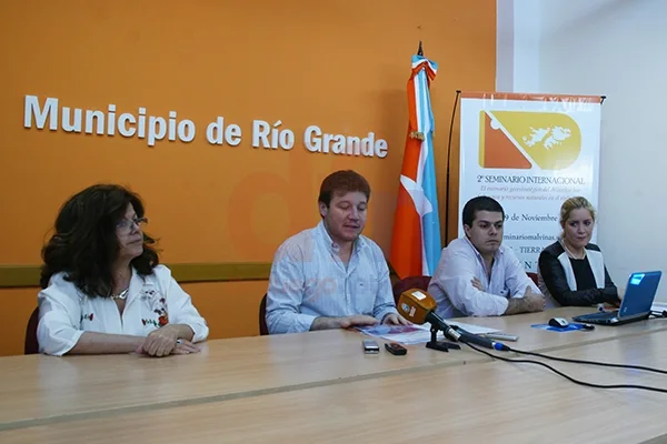 Gustavo Melella encabezó la conferencia de prensa.