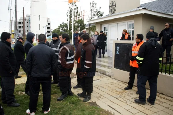 Los inspectores apostados en el acceso del Concejo Deliberante.