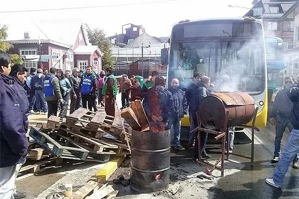 Los choferes cortaron la circulación sobre calle San Martín.