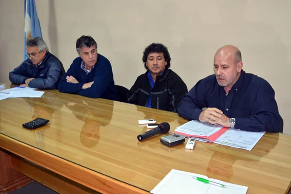 Representantes gremiales y de la Cámara de Comercio, al momento del anuncio.