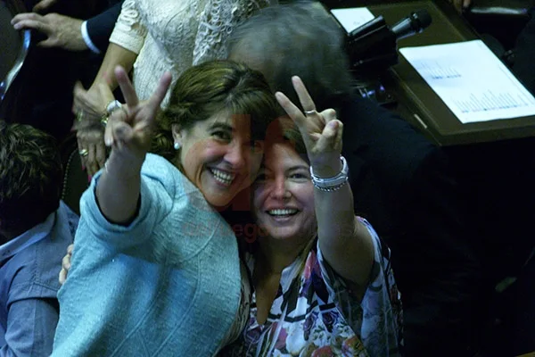 Verónica González, junto a Rosana Bertone, tras jurar su banca.