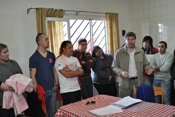 Gustavo Melella en una de las reuniones que mantuvo con los jóvenes.