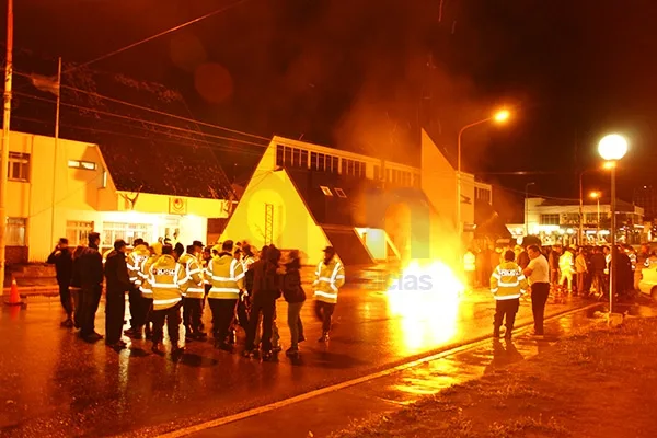 Los efectivos policiales protestan frente a la comisaría primera.