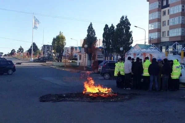 Esta mañana, los policías persistían en su reclamo salarial.