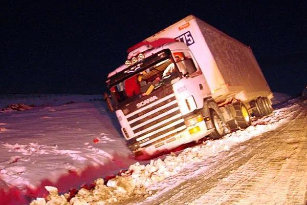 Los camiones han quedado varados a la vera de la ruta (Foto: Gentileza Radio Polar).