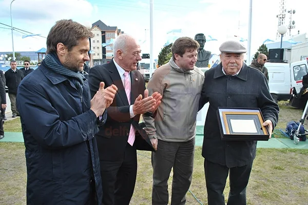 Merecido reconocimiento al ex intendente y actual edil Esteban Martínez.