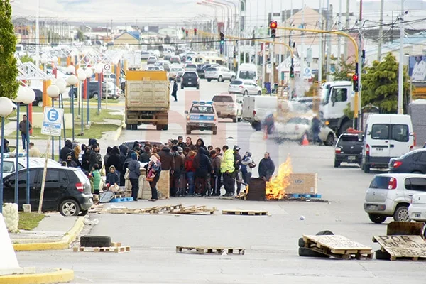 Los policías continuan con el piquete montado sobre avenida Belgrano.