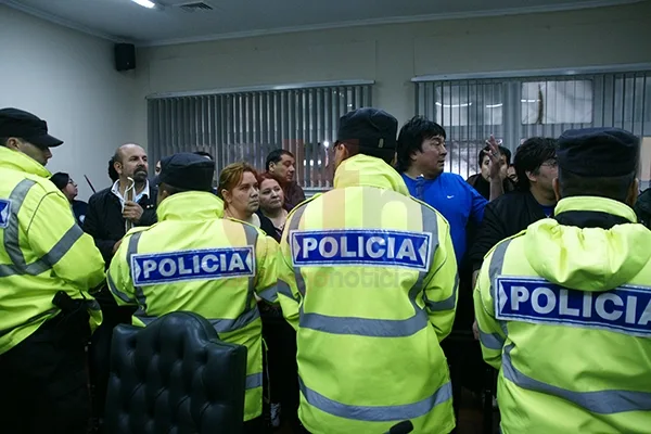 La custodia colmó el recinto de sesiones donde había protesta.