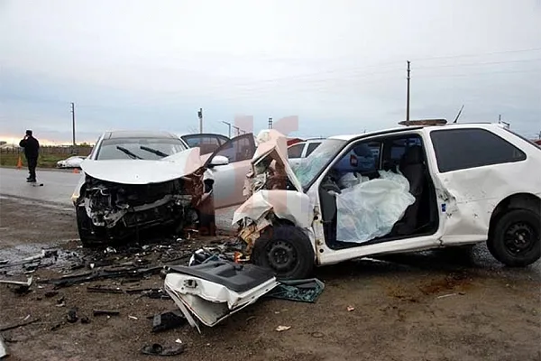 Los dos vehículos destrozados tras el impacto frontal.