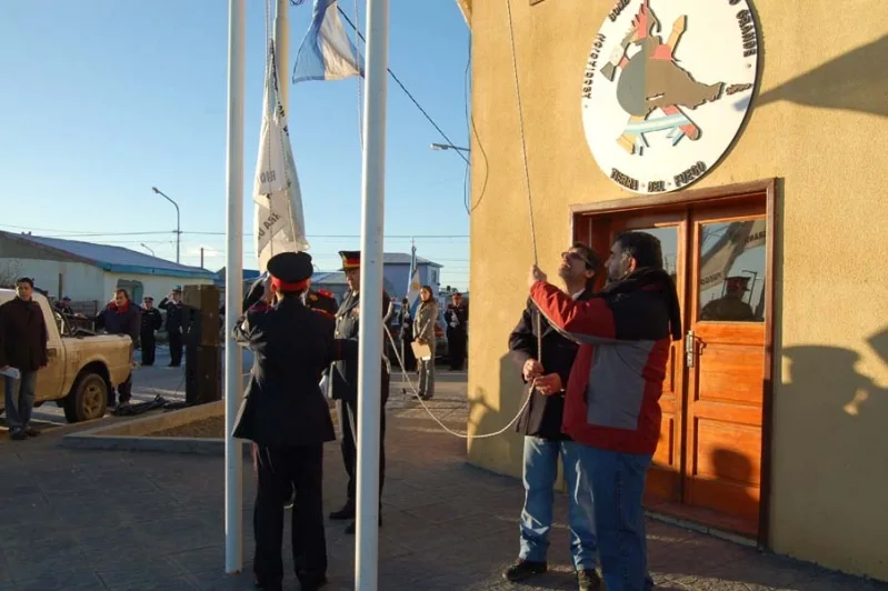 La conmemoración se inició con el tradicional izamieento de la bandera. (GALERIA DE IMAGENES)