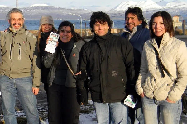 Raimbault y militantes, durante la caminata en Ushuaia.