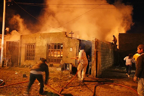 Vecinos de la cuadra ayudaron a los bomberos en la contención de las llamas.