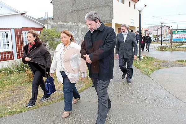 El Dr. Luis Perez junto a Gabriela Castillo, en la recorrida por la ciudad.